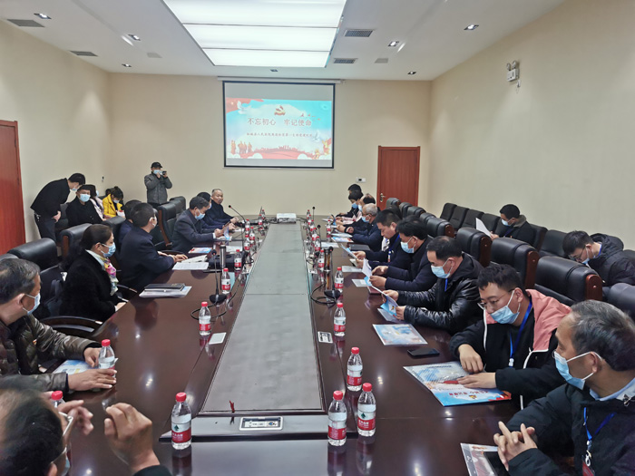 民權(quán)縣離退休黨工委、縣委老干部局組織我縣部分離退休干部黨支部書記和老干部工作者40余人赴柘城縣學(xué)習(xí)調(diào)研