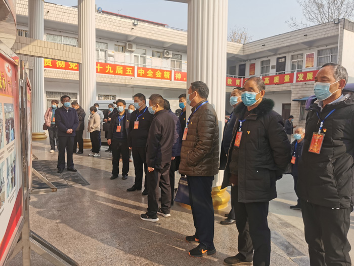 民權(quán)縣離退休黨工委、縣委老干部局組織我縣部分離退休干部黨支部書記和老干部工作者40余人赴柘城縣學(xué)習(xí)調(diào)研