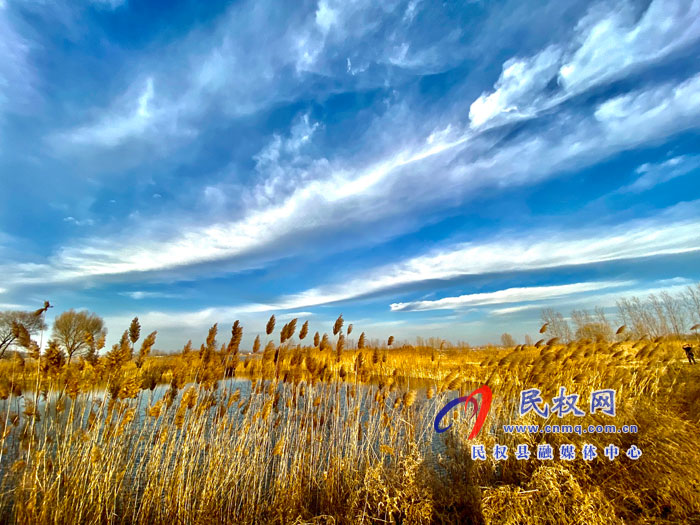 鯤鵬湖落日晚霞宛如油畫(huà)