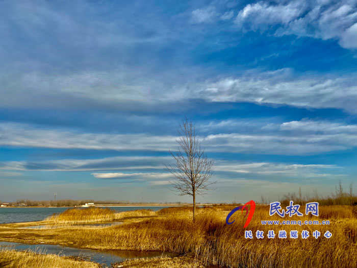 鯤鵬湖落日晚霞宛如油畫(huà)