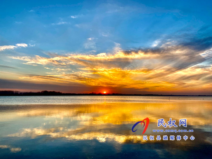 鯤鵬湖落日晚霞宛如油畫(huà)