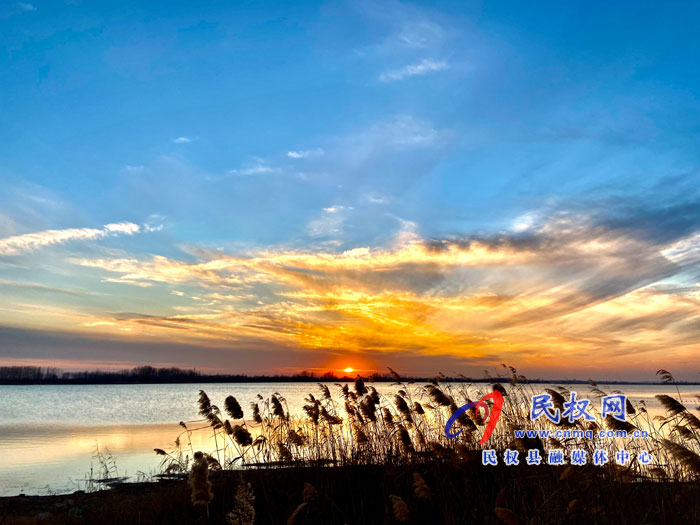 鯤鵬湖落日晚霞宛如油畫(huà)