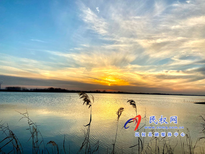 鯤鵬湖落日晚霞宛如油畫(huà)
