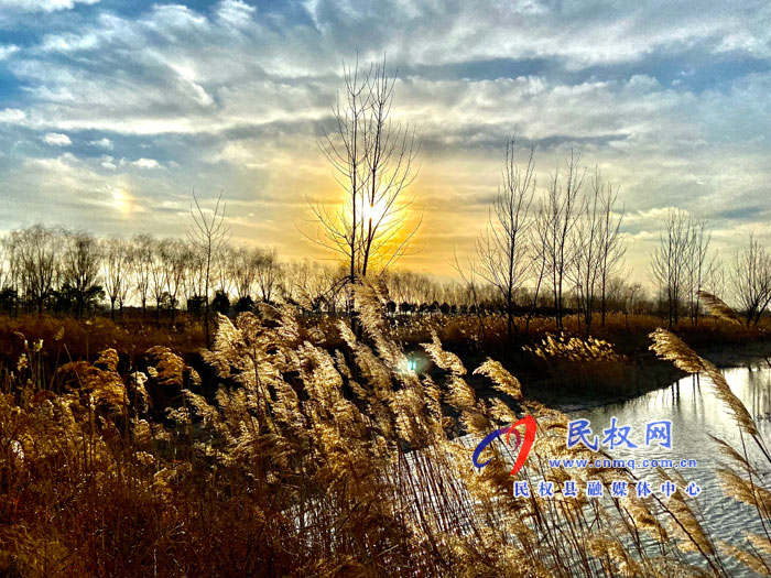 鯤鵬湖落日晚霞宛如油畫(huà)