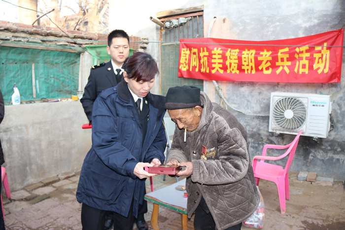 縣委常委、副縣長(zhǎng)于茜帶領(lǐng)海關(guān)總署駐民權(quán)幫扶工作組慰問抗美援朝老兵崔廷彬