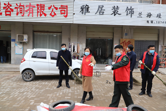 縣委副書記、縣長(zhǎng)王靜嫻參加義務(wù)勞動(dòng)