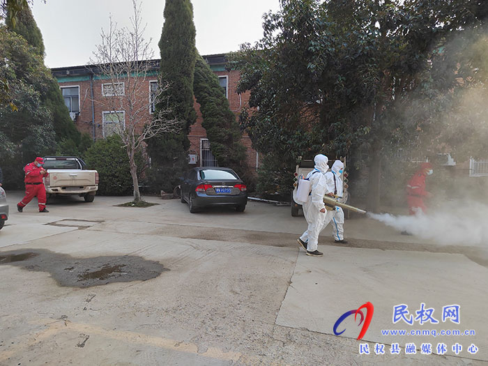 北關(guān)鎮(zhèn)：斑馬應急救援隊開展義務消殺，為干部健康保駕護航