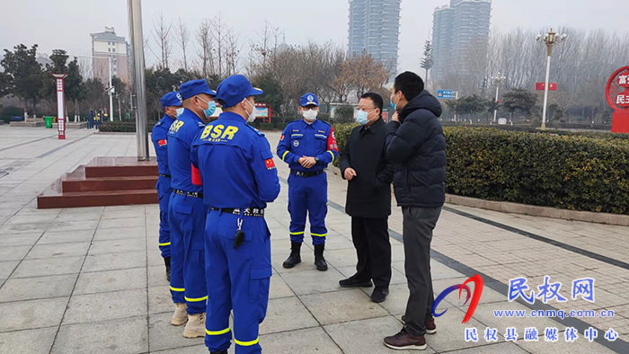 民權(quán)縣工商聯(lián)組織愛(ài)心企業(yè)慰問(wèn)縣藍(lán)天救援隊(duì)