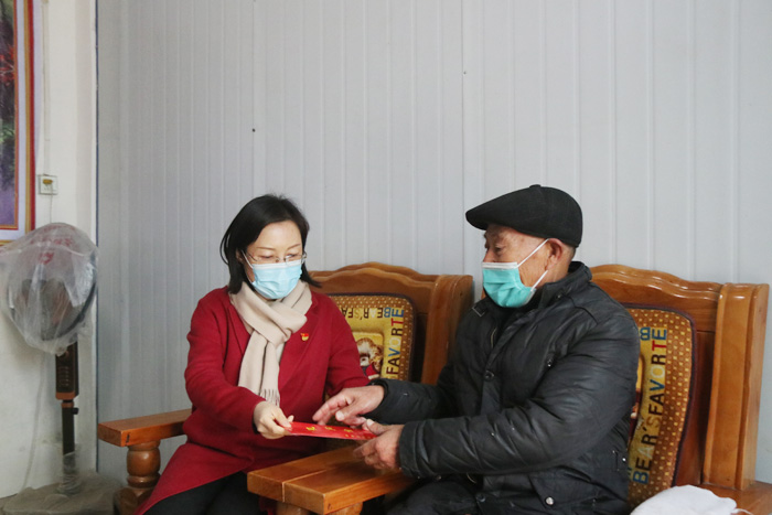 縣委副書記、縣長(zhǎng)王靜嫻走訪慰問老黨員和生活困難黨員