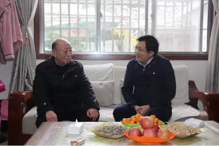 縣委常委、統(tǒng)戰(zhàn)部長(zhǎng)李君看望慰問(wèn)退休老干部