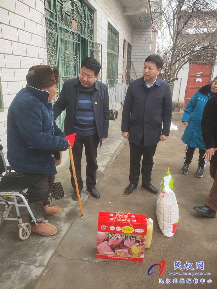 人和鎮(zhèn)黨委書記曹祥軍走訪慰問優(yōu)撫對(duì)象