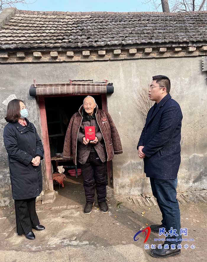 團(tuán)委、婦聯(lián)節(jié)前慰問老黨員，春節(jié)情暖群眾心