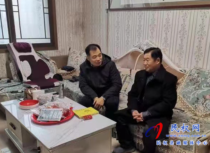 縣委人才辦節(jié)前走訪慰問(wèn)專家人才