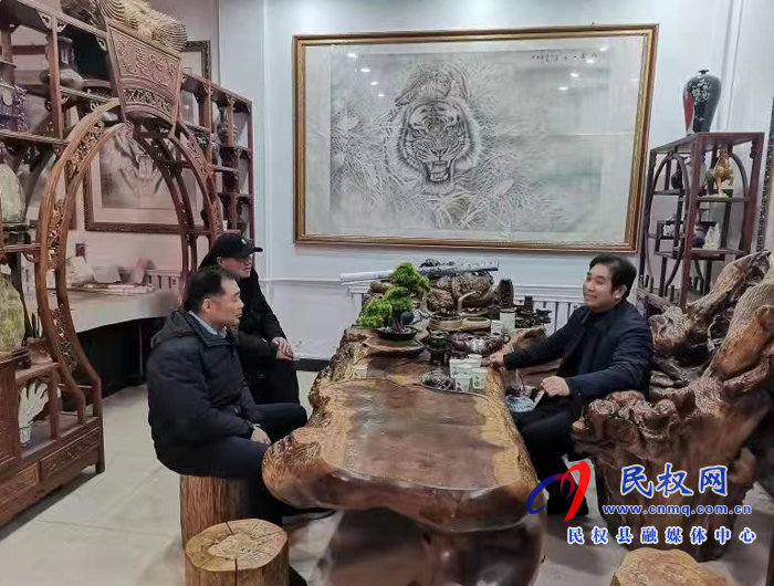 縣委人才辦節(jié)前走訪慰問(wèn)專家人才
