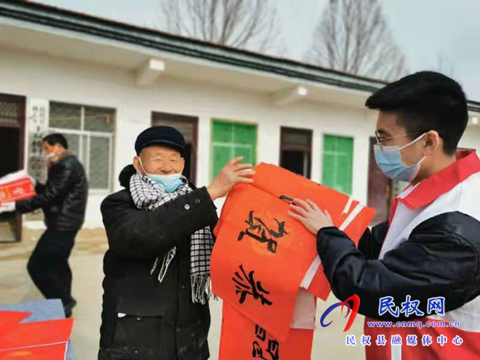 民權(quán)縣團(tuán)委開展“送福進(jìn)農(nóng)家，快樂中國年”春聯(lián)義寫活動