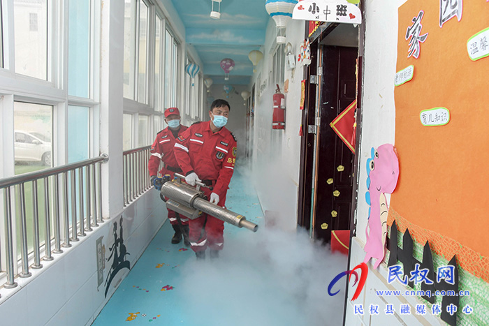 迎開學(xué)！民權(quán)縣人和鎮(zhèn)斑馬救援隊(duì)義務(wù)消毒忙