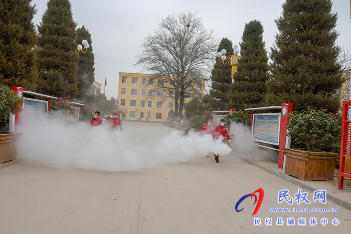迎開學(xué)！民權(quán)縣人和鎮(zhèn)斑馬救援隊(duì)義務(wù)消毒忙