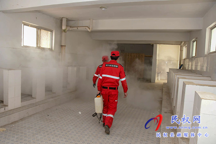 迎開學(xué)！民權(quán)縣人和鎮(zhèn)斑馬救援隊(duì)義務(wù)消毒忙