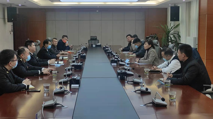 縣委常委、副縣長(zhǎng)于茜到新鄭海關(guān)學(xué)習(xí)調(diào)研