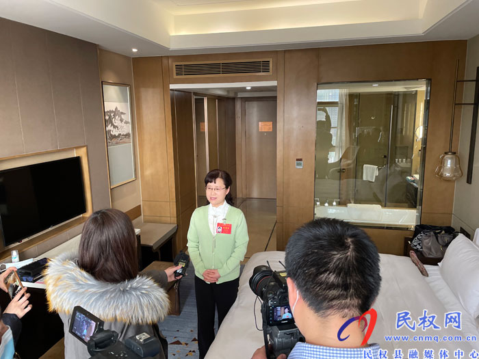 出席市五屆人大七次會(huì)議的民權(quán)縣代表團(tuán)向大會(huì)報(bào)到