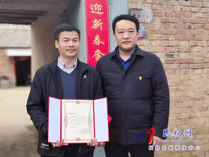 縣委常委、組織部長(zhǎng)王義彬?yàn)椴┦考彝ナ谂? title=
