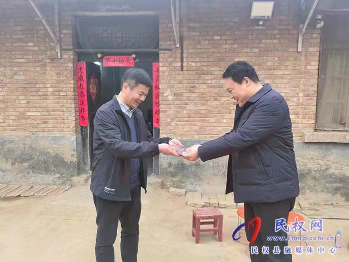 縣委常委、組織部長(zhǎng)王義彬?yàn)椴┦考彝ナ谂? title=