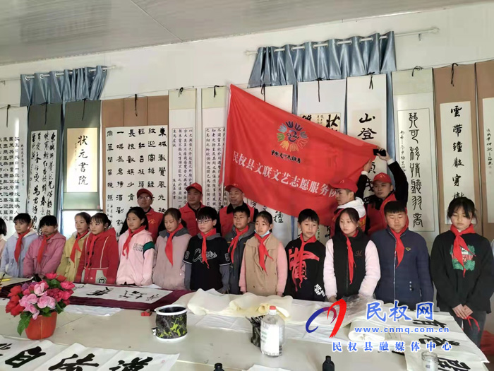縣文聯(lián)文藝志愿服務(wù)隊(duì)組織開展書法進(jìn)校園活動