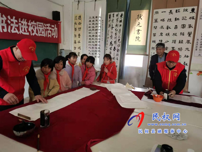 縣文聯(lián)文藝志愿服務(wù)隊(duì)組織開展書法進(jìn)校園活動