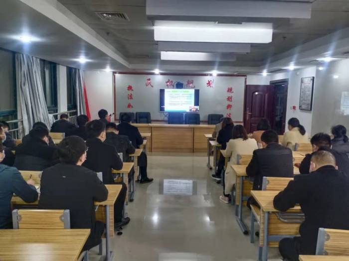 縣規(guī)劃編研中心組織全體干部職工收聽收看縣委理論學(xué)習(xí)中心組（擴大）學(xué)習(xí)會議