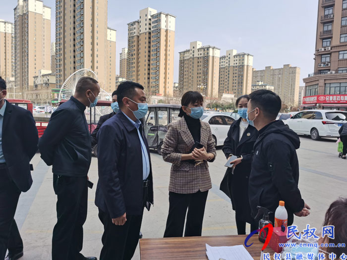 縣委常委、副縣長(zhǎng)于茜、高新區(qū)副主任張玉棟?rùn)z查督導(dǎo)口岸、市場(chǎng)保供疫情防控工作