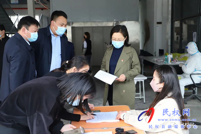 縣委副書記、縣長王靜嫻調(diào)研“萬人助萬企”活動開展情況
