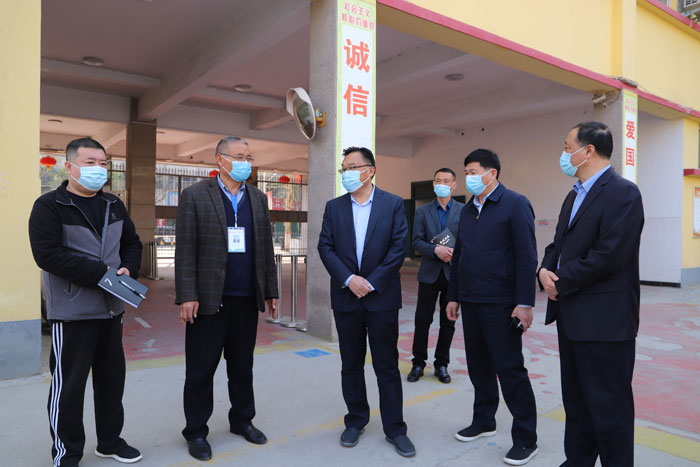 縣委常委、宣傳部長(zhǎng)、副縣長(zhǎng)畢道喜查看校園疫情防控工作