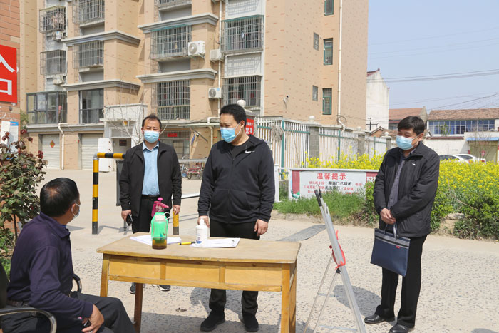 縣委常委、組織部長王義彬暗訪督導(dǎo)群防群控工作