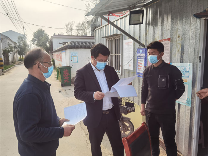縣委常委、統(tǒng)戰(zhàn)部長、南華街道辦事處黨工委書記李君督導(dǎo)疫情防控和全民核酸檢測工作