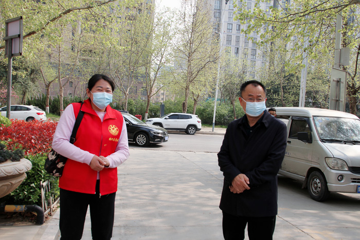 縣政協(xié)主席周明河暗訪督查核酸檢測(cè)工作開展情況