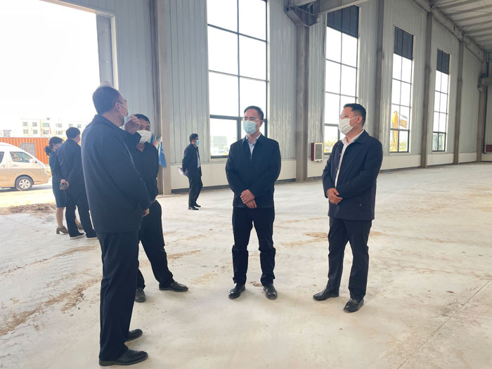 縣委常委、常務(wù)副縣長王景義查看重點項目建設(shè)進(jìn)展情況