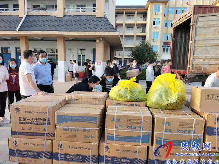 民權(quán)縣衛(wèi)健委機(jī)關(guān)黨委書記、黨組成員、副主任孫濤到永城市慰問民權(quán)縣支援永城核酸采樣隊(duì)人員