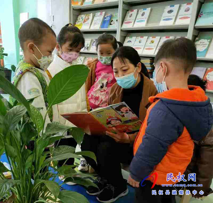 享受書香濃，閱讀“閱”美麗。民權(quán)縣幼兒園疫情期間持續(xù)推進(jìn)書香校園建設(shè)活動(dòng)，家園共育、親子共讀，書香家庭
