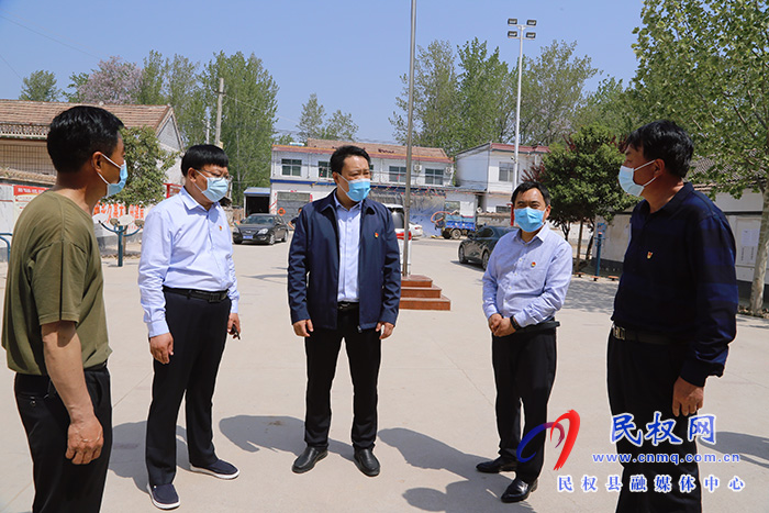 縣委常委、組織部長王義彬慰問戰(zhàn)“疫”一線黨員