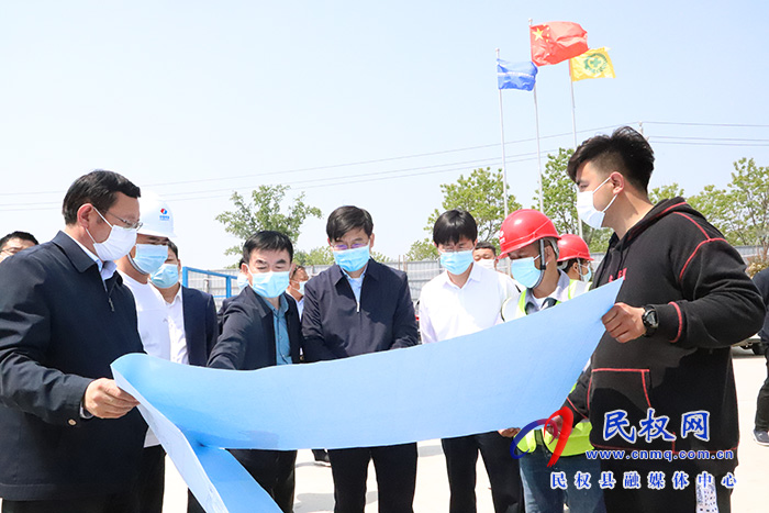 縣委書記張團(tuán)結(jié)調(diào)研工業(yè)重點(diǎn)項(xiàng)目建設(shè)情況