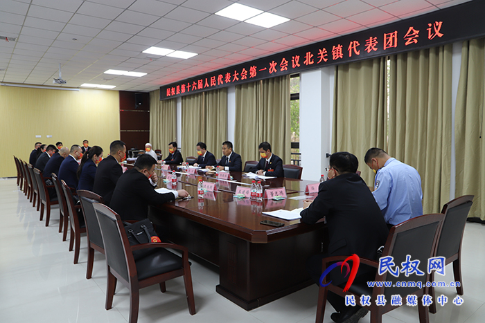 縣領導周明河、王景義參加各代表團審議