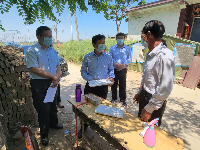 縣委常委、政法委書記陳鴻志到程莊鎮(zhèn)督導(dǎo)檢查疫情防控工作