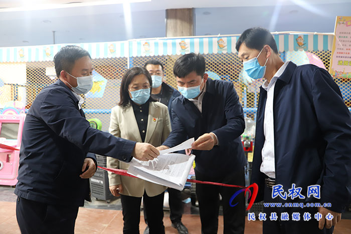 縣委副書記、縣長王靜嫻暗訪疫情防控、社會(huì)面管控和市場保供工作落實(shí)情況