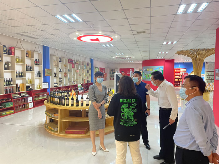 斜杠廣場創(chuàng)始人兼集團副總裁趙國磊、商務主管李金瓊一行來民洽談電商直播基地合作項目