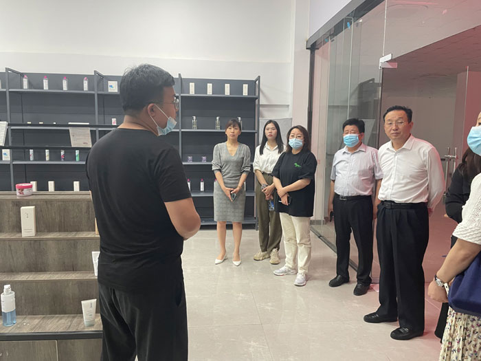 斜杠廣場創(chuàng)始人兼集團副總裁趙國磊、商務主管李金瓊一行來民洽談電商直播基地合作項目
