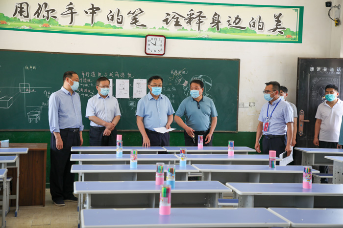 縣委常委、宣傳部長、副縣長畢道喜查看國家質量監(jiān)測樣本校準備工作