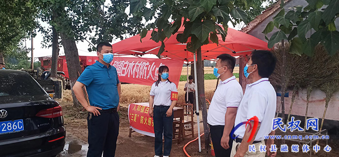 人和鎮(zhèn)政府鎮(zhèn)長(zhǎng)韓建深入到田間地頭、各防火服務(wù)點(diǎn)，查看“三夏”防火安全、物資儲(chǔ)備和值班值守等工作