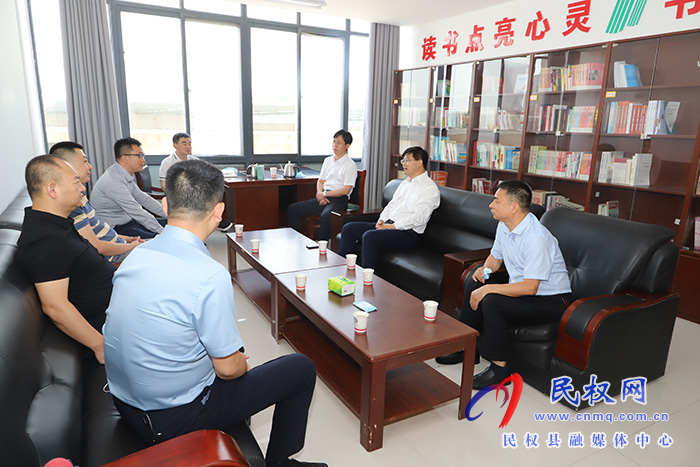 縣委書記張團(tuán)結(jié)會見來民客商