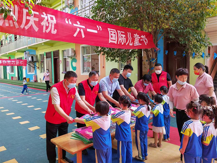 縣畜牧發(fā)展服務中心前往幫扶村開展“六一”兒童節(jié)慰問活動