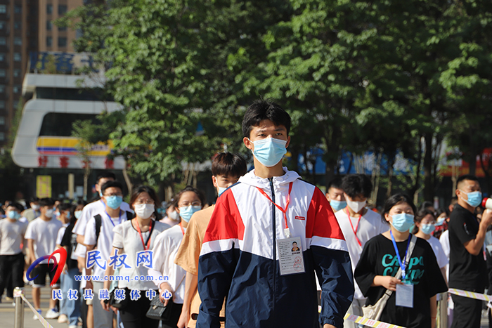 民權(quán)高考第一天：滿(mǎn)懷信心 奔赴考場(chǎng)